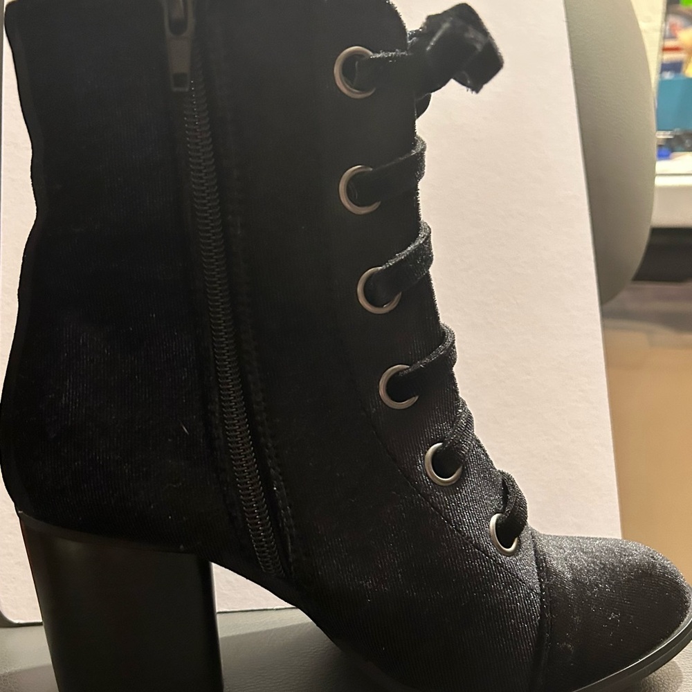 Sz 6.5 Yoki boots black velvet